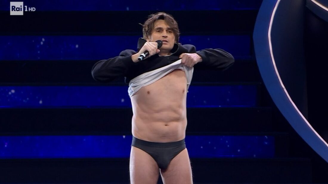 Festival Di Sanremo Angelo Duro Si Spoglia Nudo Sul Palco