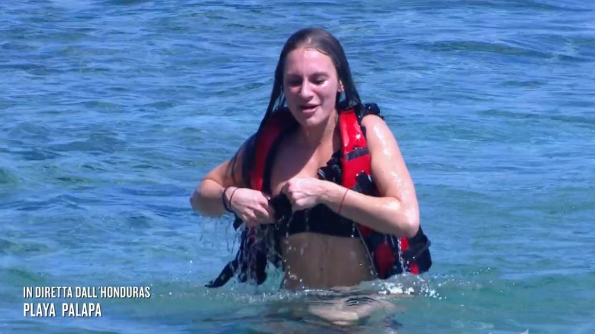 Isola Dei Famosi Incidente Hot Per Nikita Cade Il Costume In Diretta