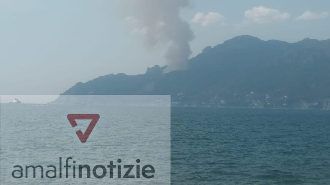 Brucia Ancora La Costiera Amalfitana Vasto Incendio Tra Erchie E Cetara