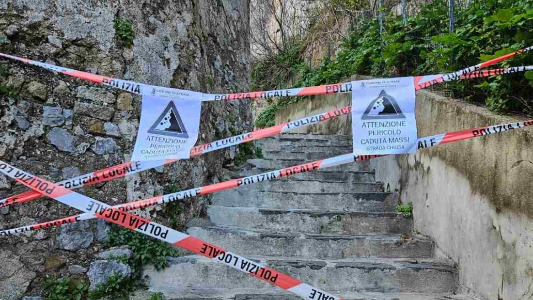 Atrani Cadono Massi In Via Carmine Al Confine Con Il Territorio