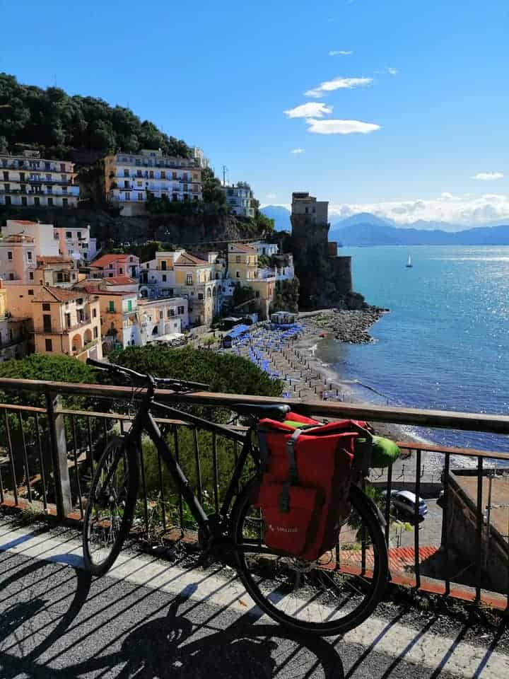 Dalla Costiera Amalfitana a Roma in bici per riabbracciare la fidanzata  Rosie. La romantica avventura di Giovanni De Rosa / Foto