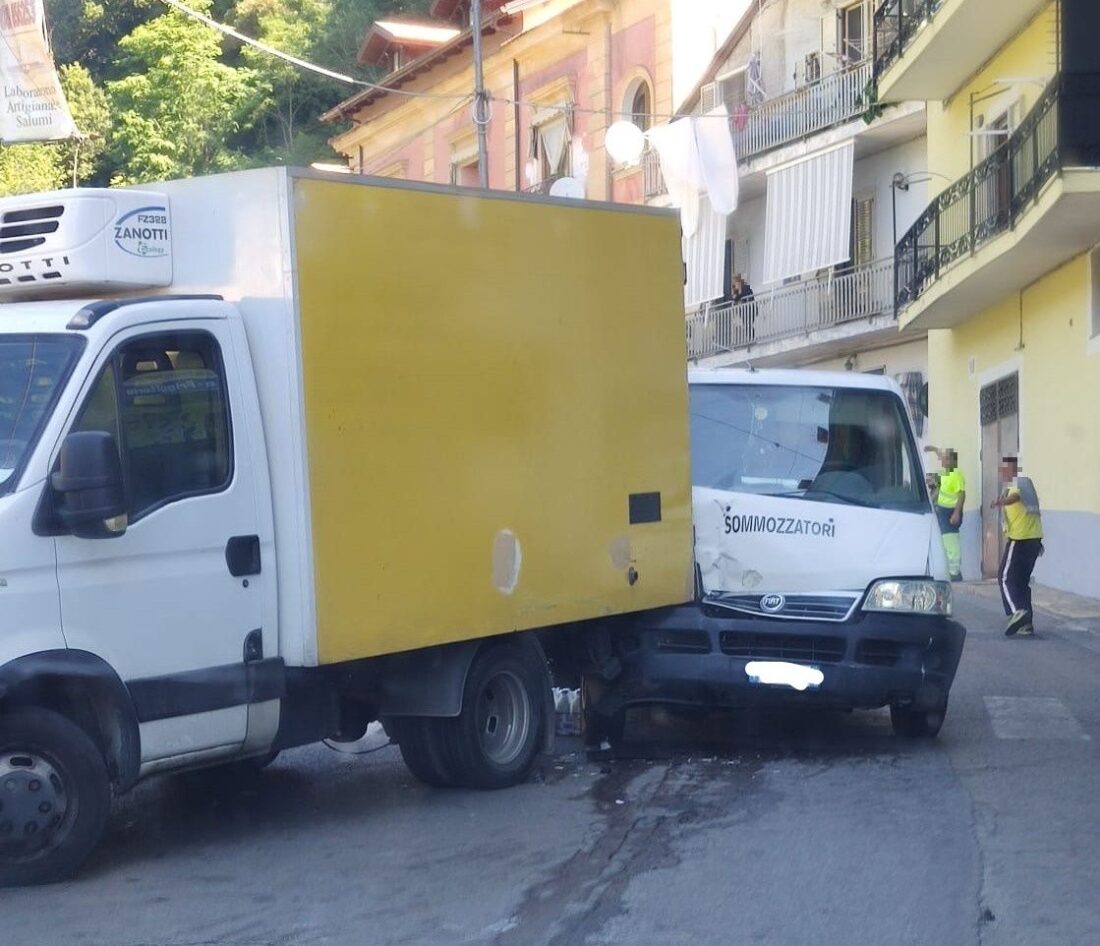 Tramonti Incidente Tra Due Furgoni Un Uomo Rimasto Ferito Soccorso