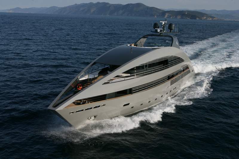 mega yacht in costiera amalfitana
