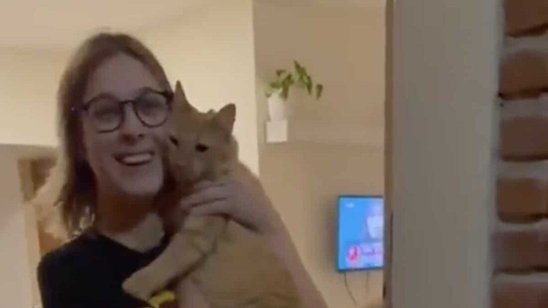 Julia e il gatto che ha aperto la porta di casa