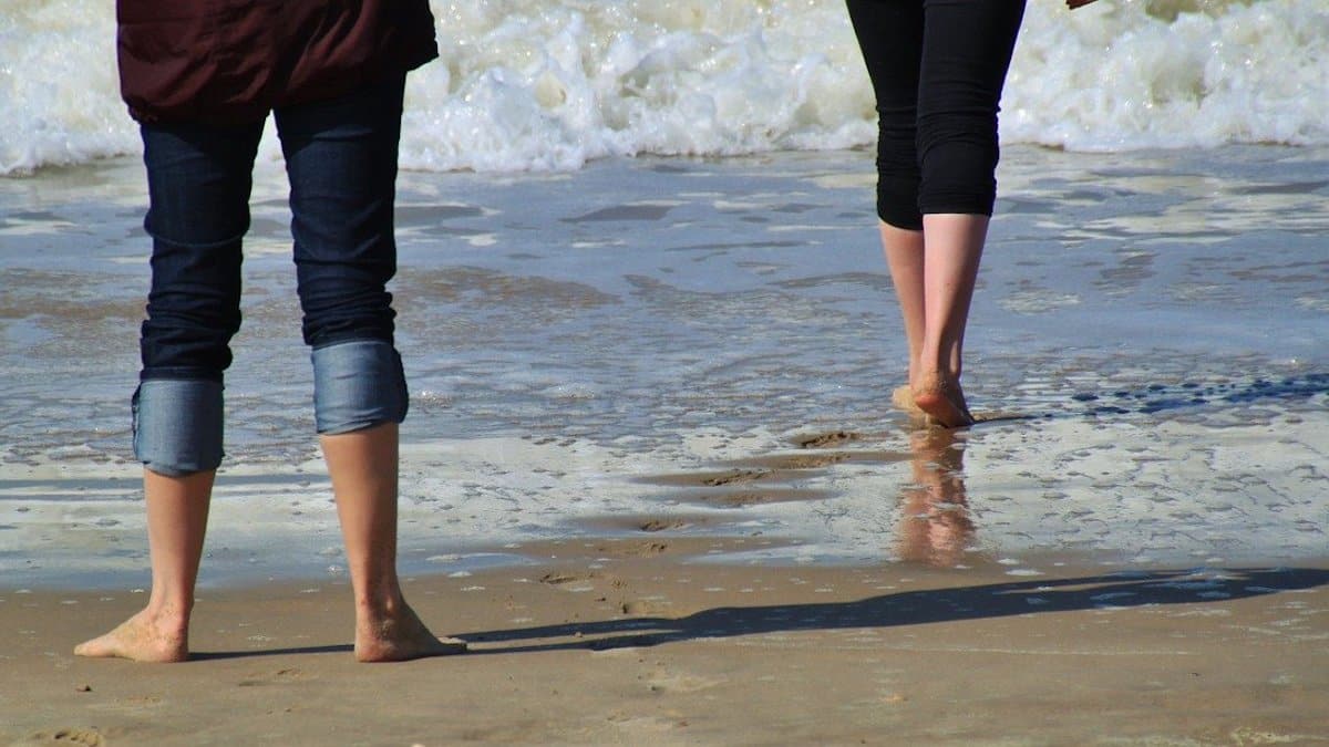 Camminare sulla spiaggia fa bene