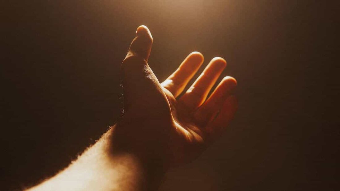 Perché le dita della mano in acqua raggrinziscono