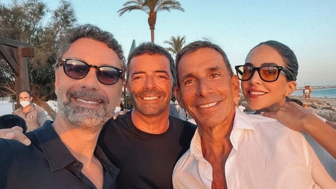 Alberto Matano in vacanza con Riccardo e gli amici