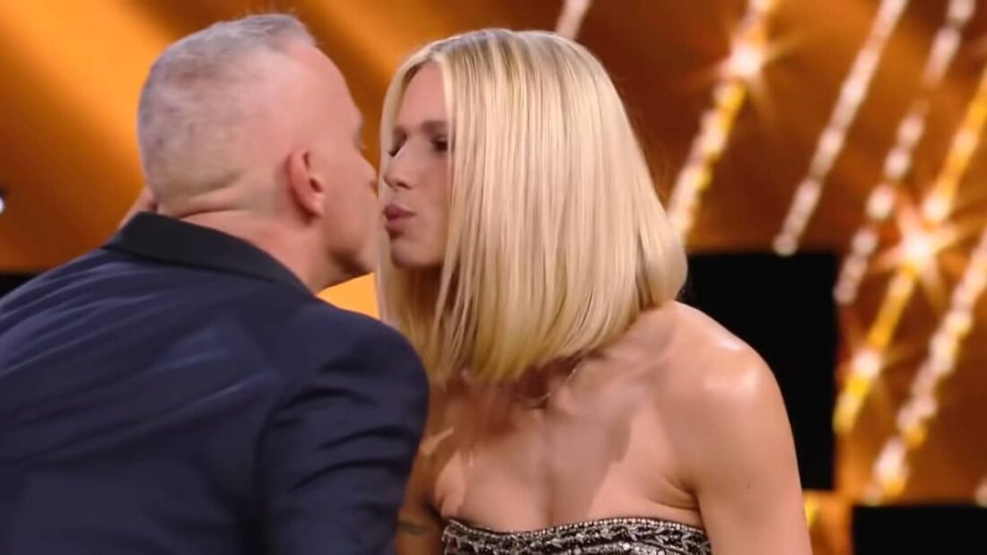 Il bacio tra Michelle Hunziker ed Eros Ramazzotti