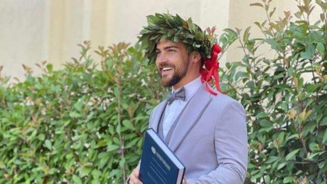 Valerio Scanu si laurea in giurisprudenza