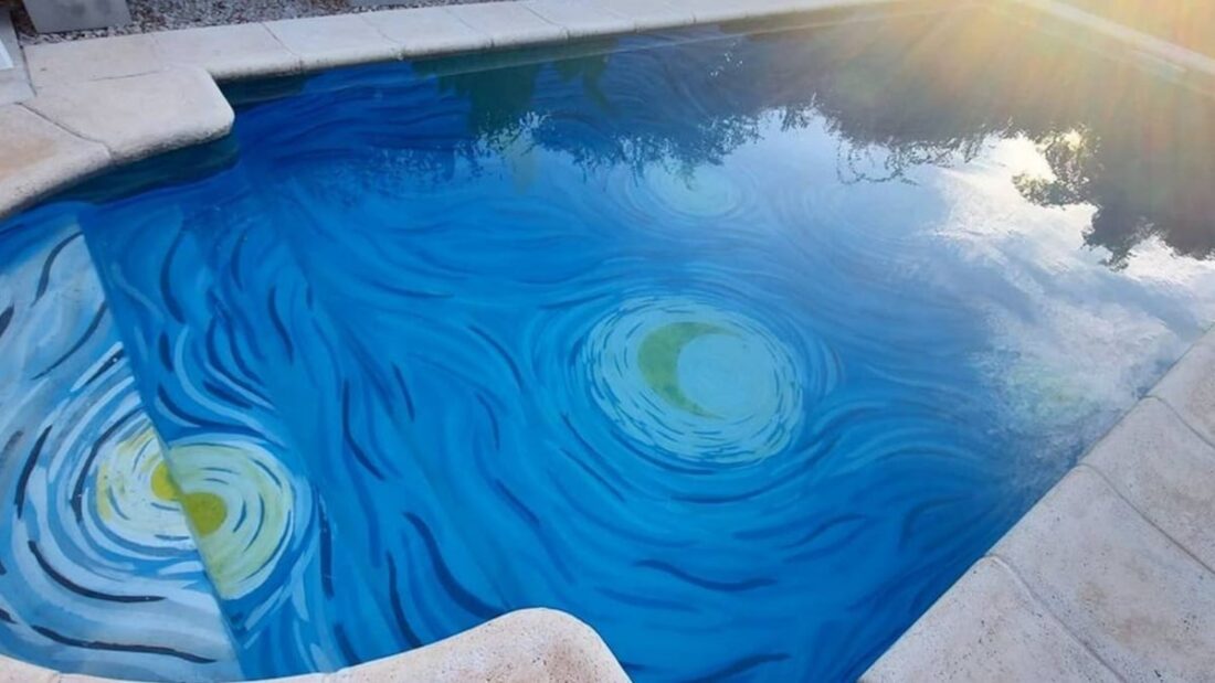 La piscina con la Notte Stellata di Van Gogh