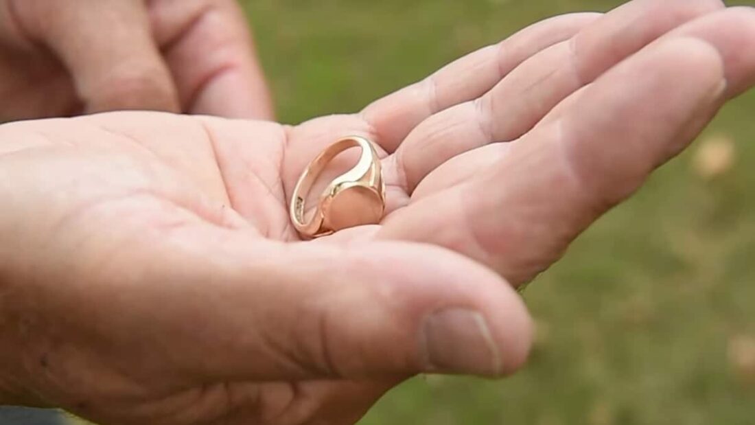 L'anello perso da Dave Radley in un campo di fragole