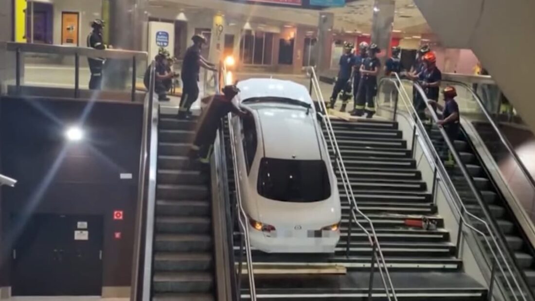 Auto incastrata nella metropolitana a Madrid
