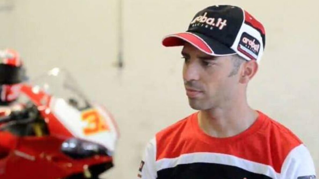 Marco Melandri perde la testa e lancia un oggetto