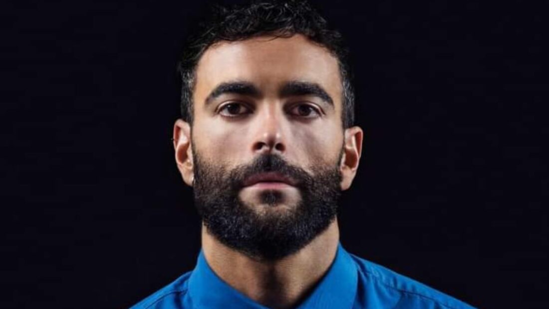 Marco Mengoni sta con un uomo con una donna