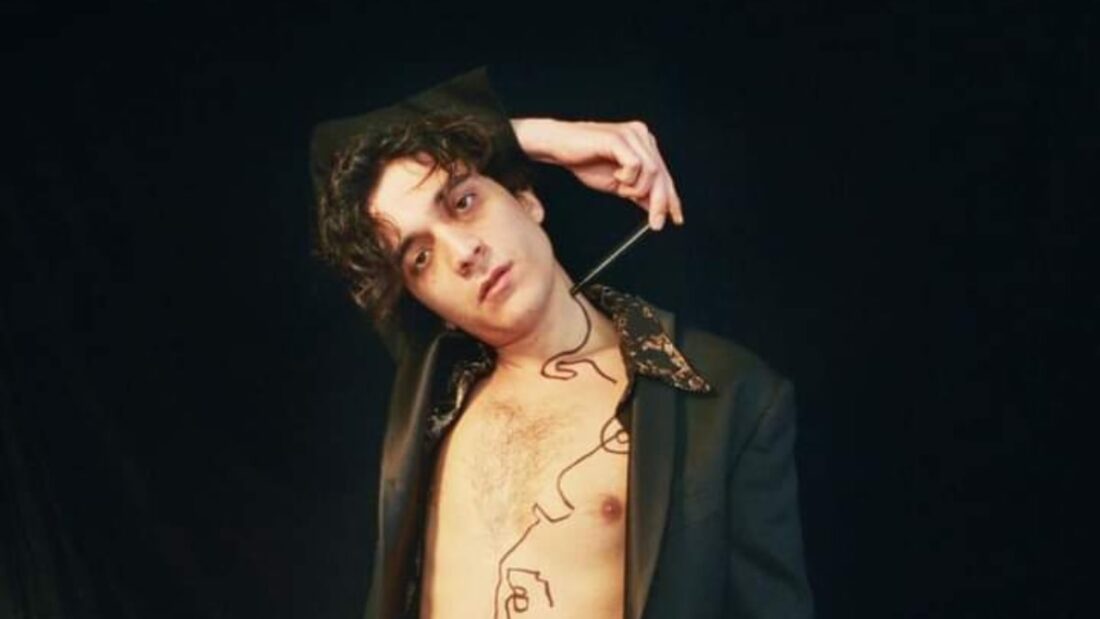 Tananai rimane immobile per ore