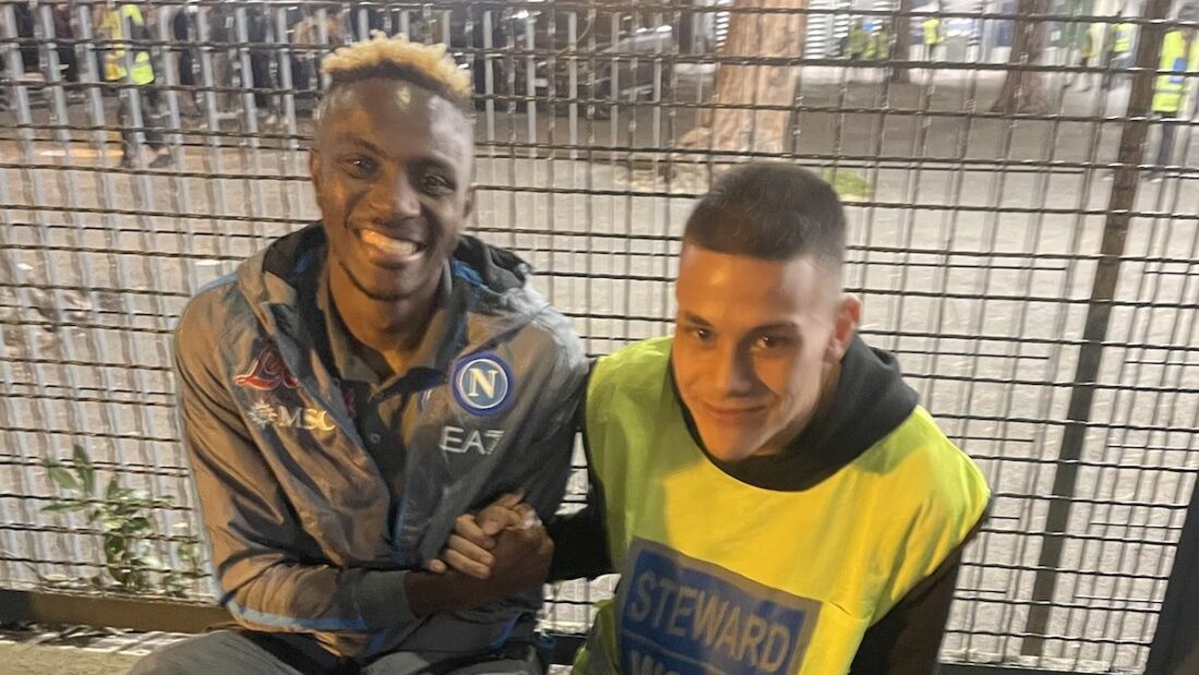 Il giovane che ha chiesto una foto a Victor Osimhen