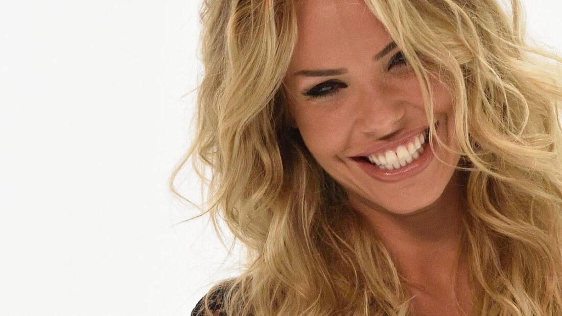 Ilary Blasi e lo scatto con il pancione