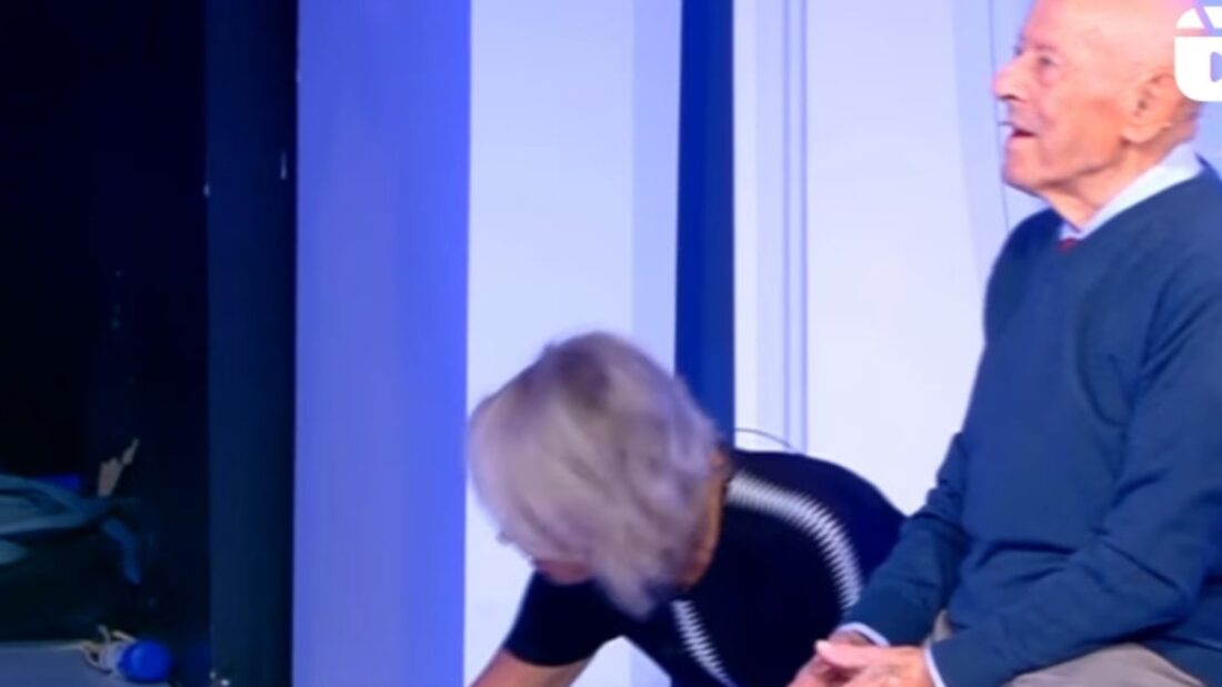 Maria De Filippi in ginocchio