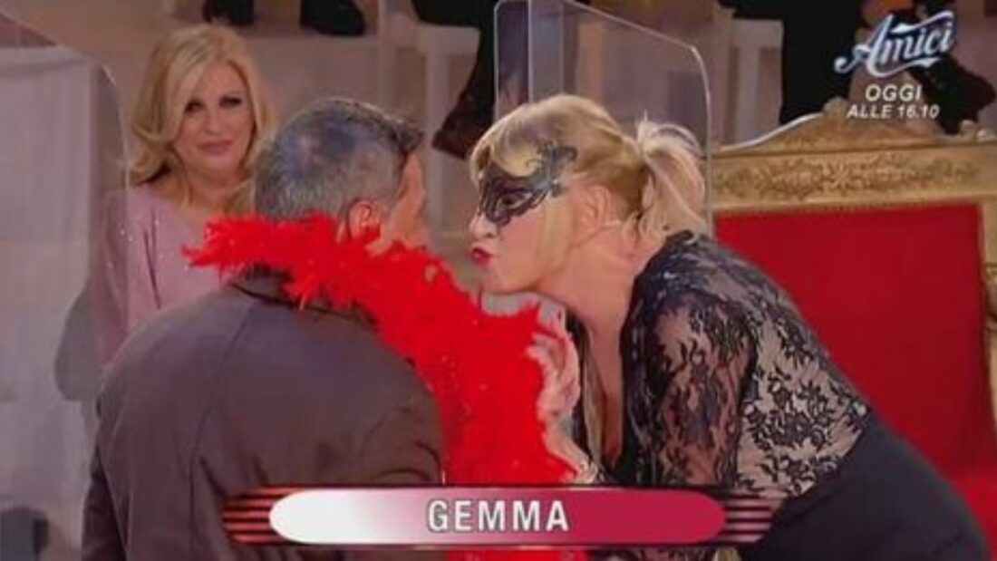 Uomini e Donne cavaliere smascherato