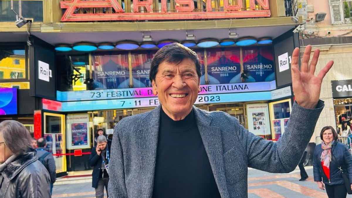 Gianni Morandi davanti al Teatro Ariston di Sanremo