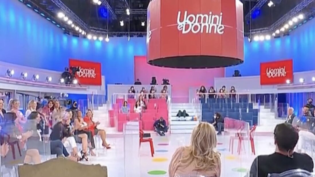 Maria De Filippi stesa a terra a Uomini e Donne