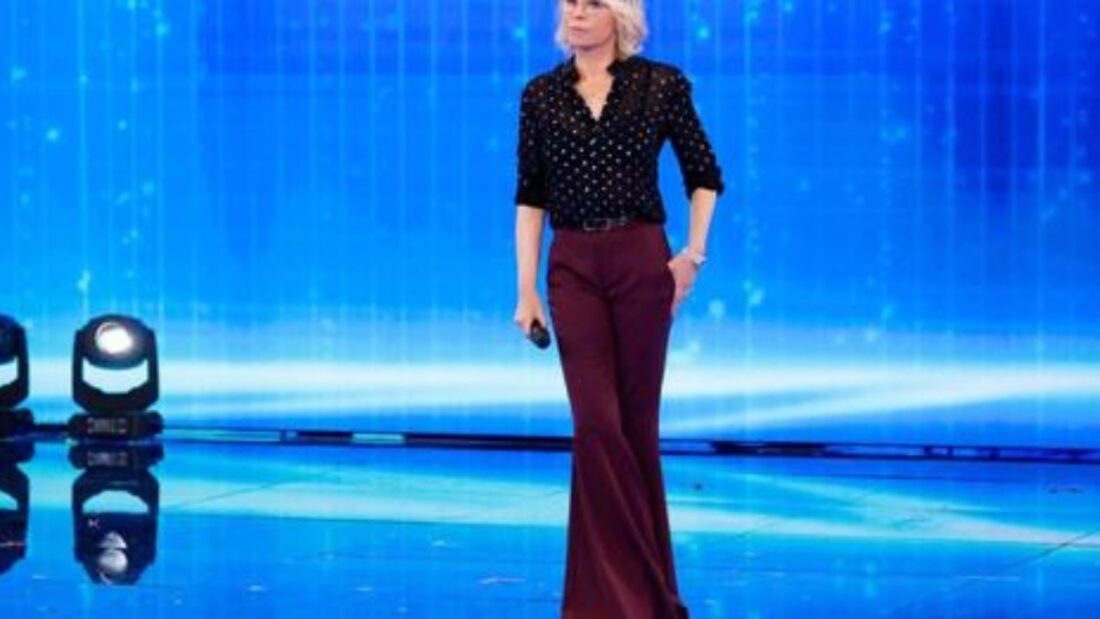 Abito Maria De FIlippi: 15 aprile