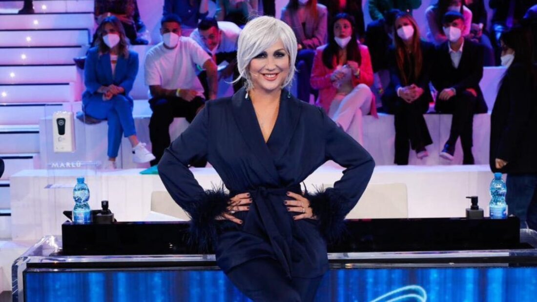 Perché Alessandra Celentano indossa sempre le parrucche?