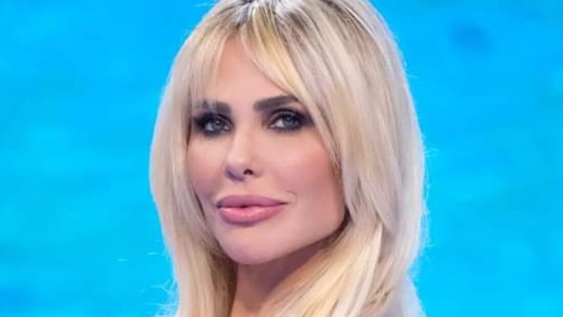 Vestito Ilary Blasi 8 maggio