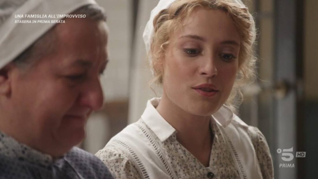 Simon mostra la foto a Jana con la mamma