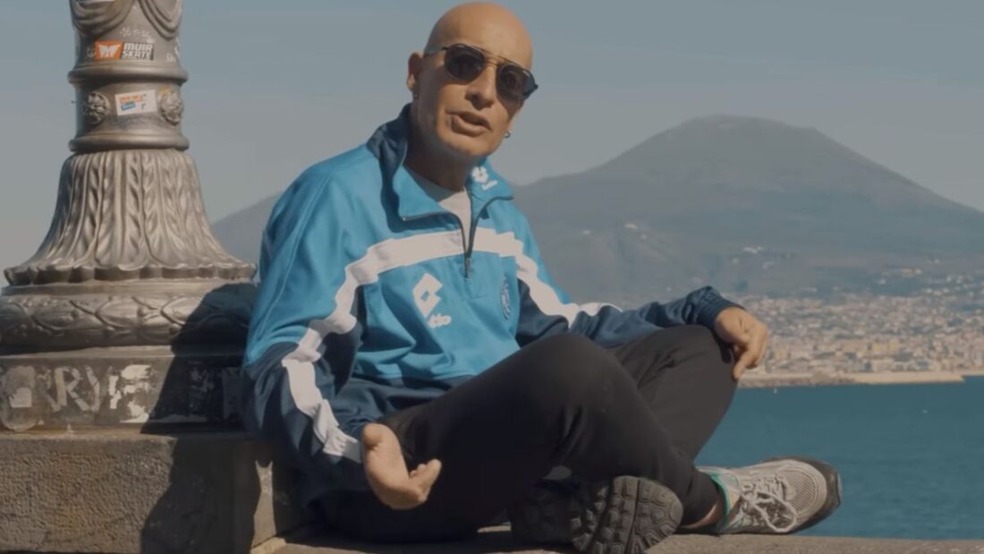 Ciccio Merolla nel video della sua canzone Malatia
