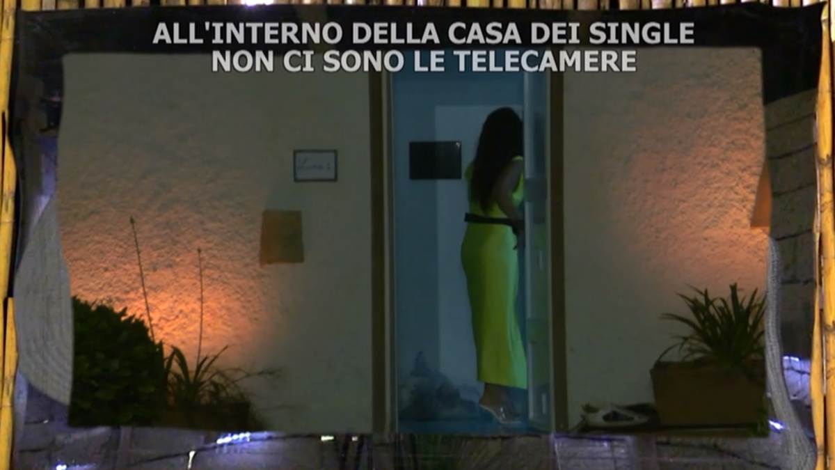 Perla nella casetta dei single con Igor senza telecamere