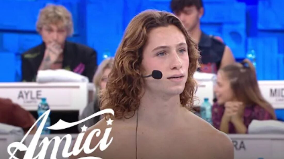 amici 23 dustin viene sospesa la maglia il motivo