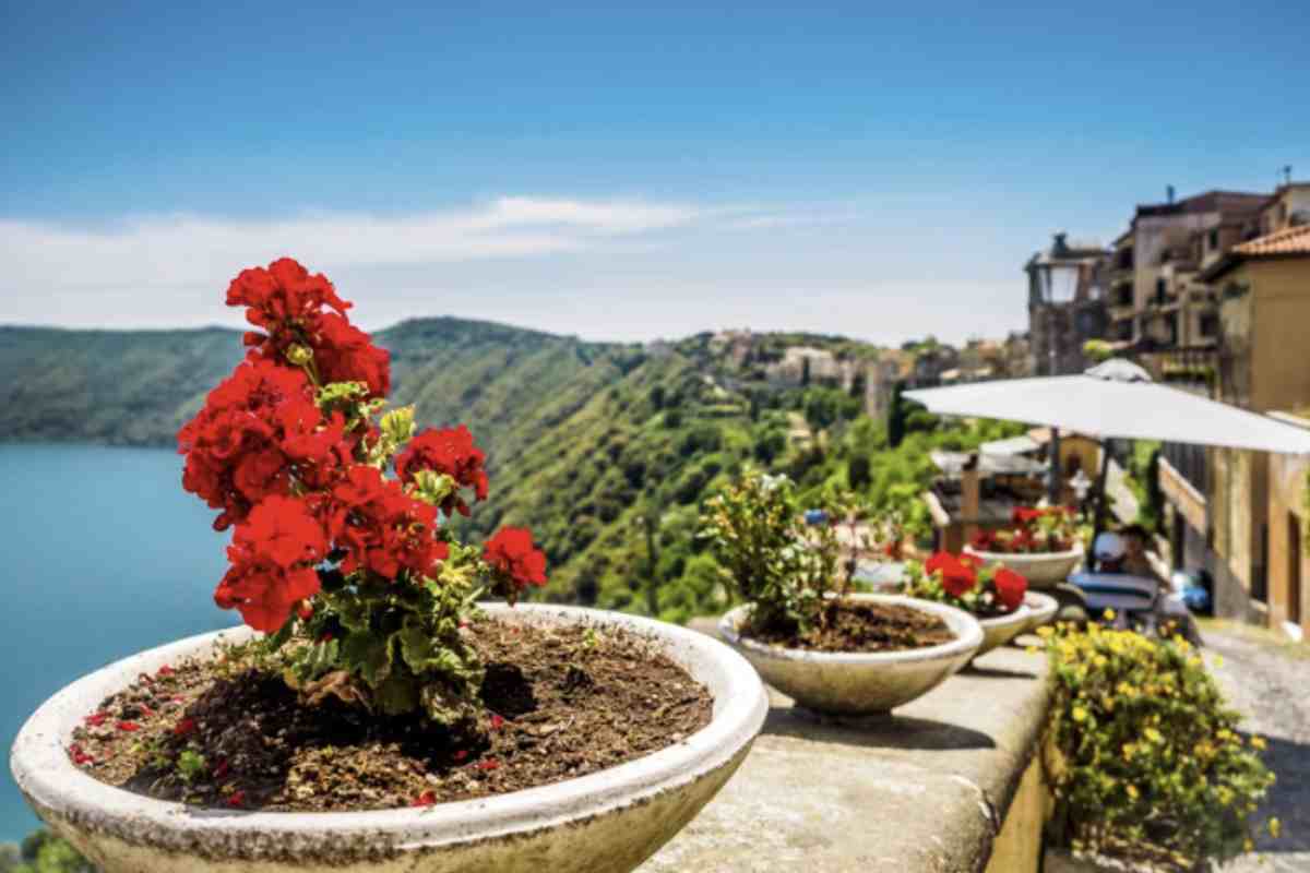 A sud di Roma, la zona dei Castelli Romani rappresenta una meta ideale per chi desidera godere di paesaggi naturali e piccoli borghi