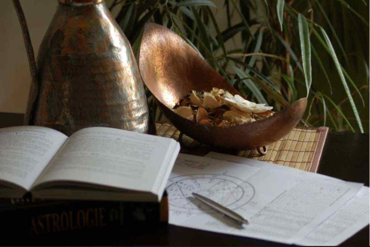 In particolare, per i Pesci si tratta di superare idealizzazioni e dolore, per le Vergini di imparare a lasciar andare il controllo, per le Bilance