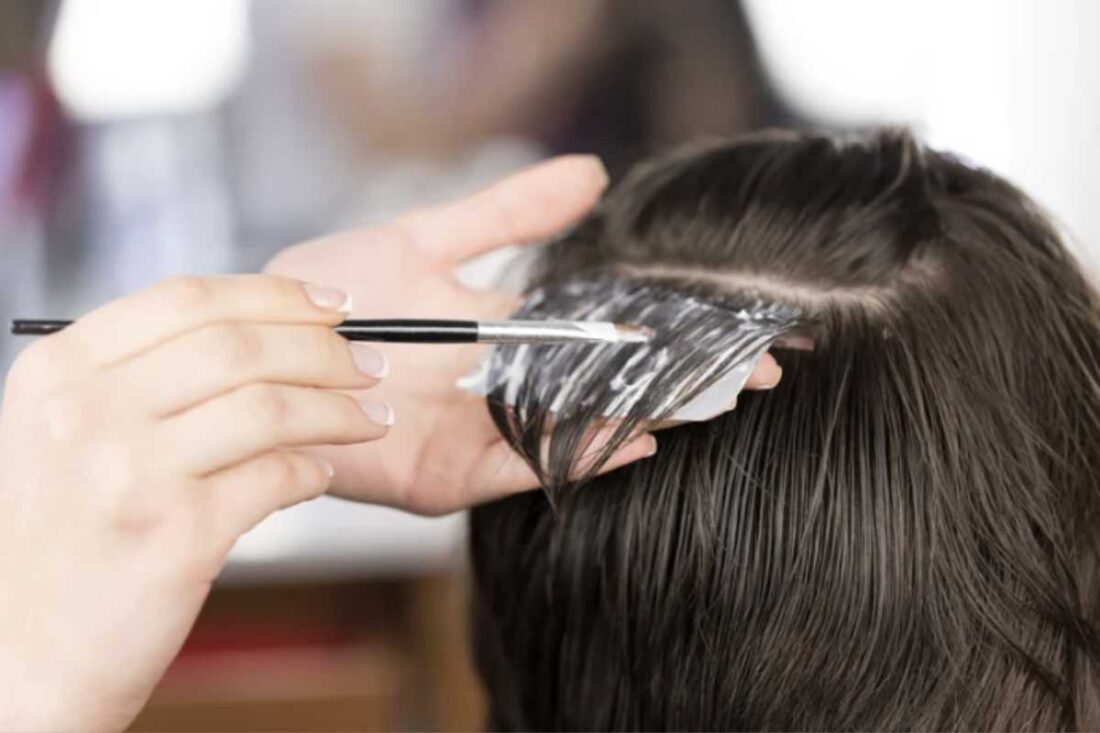 Un esperto dermatologo mette in luce i pericoli nascosti dietro l’uso frequente di tinture, evidenziando come questa abitudine possa influire