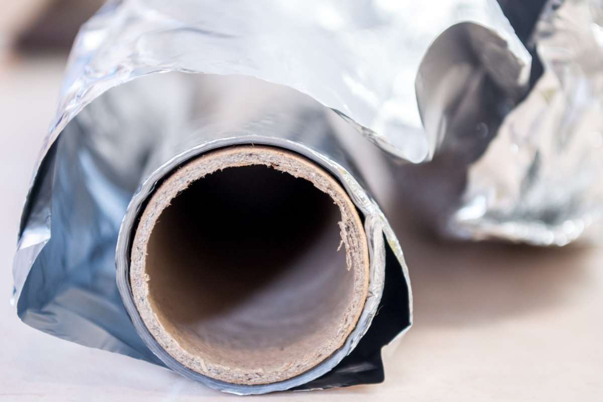 Togli il ghiaccio dal freezer in pochi minuti con solo un foglio di alluminio