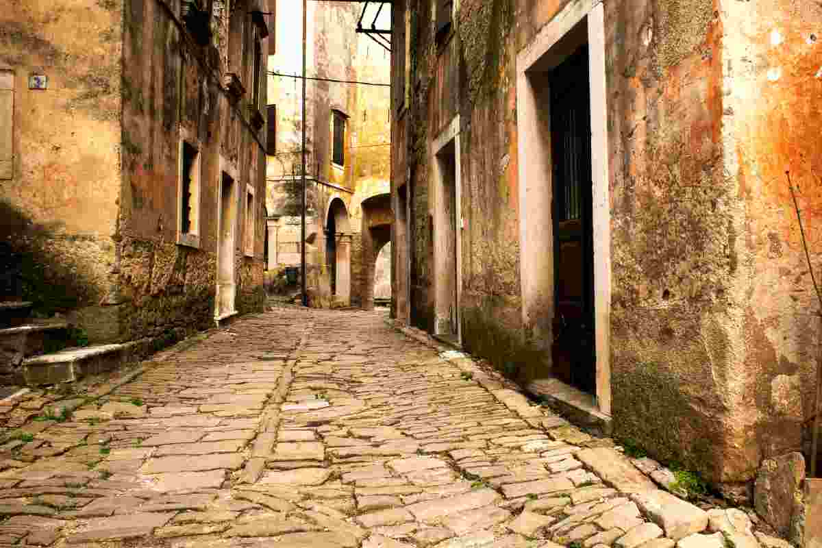 Incastonato tra il mare e la collina