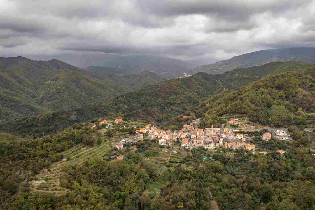 Incastonato tra il mare e la collina