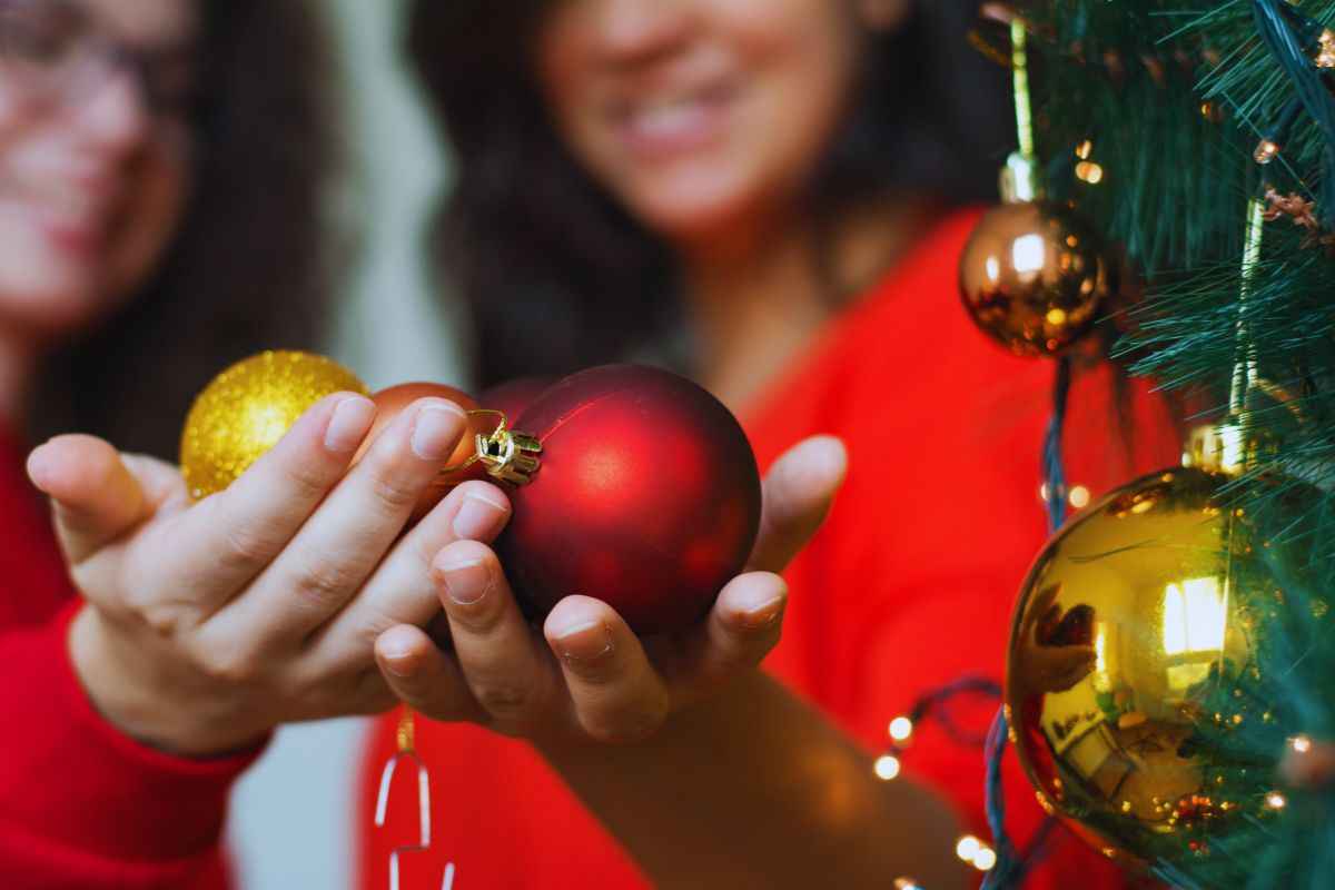 pulizia delle palline dell'albero di natale
