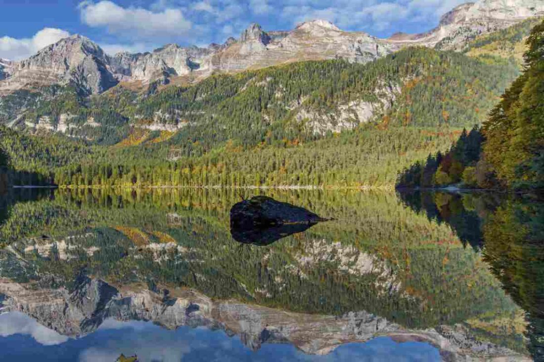 Questo specchio d’acqua alpino, incastonato nel Parco naturale Adamello Brenta, è noto non solo per la sua bellezza paesaggistica e la ricchezza