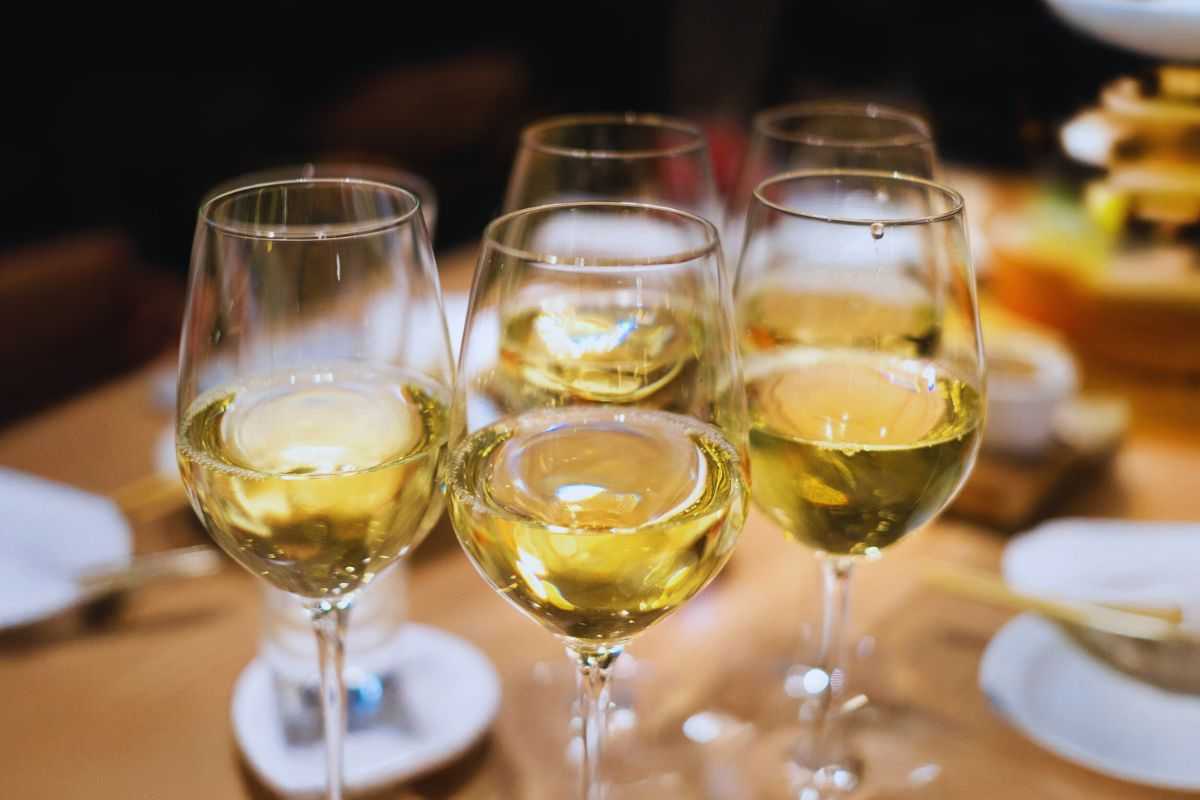 pulizia dei calici di vino