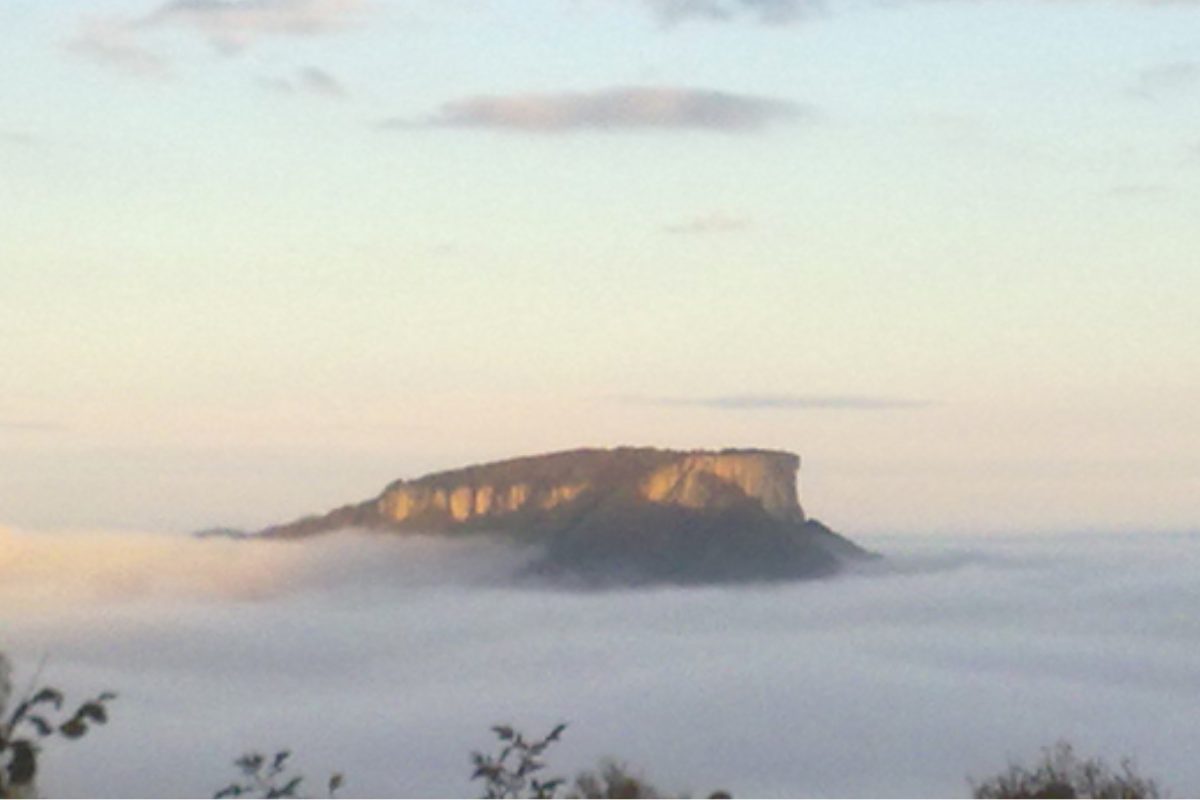 La montagna sacra che ispirò Dante e "galleggia" tra le nuvole
