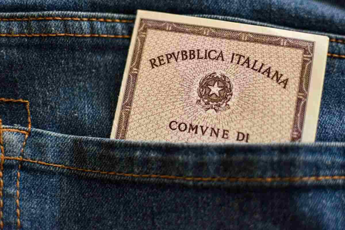 Addio alla carta d'identità cartacea